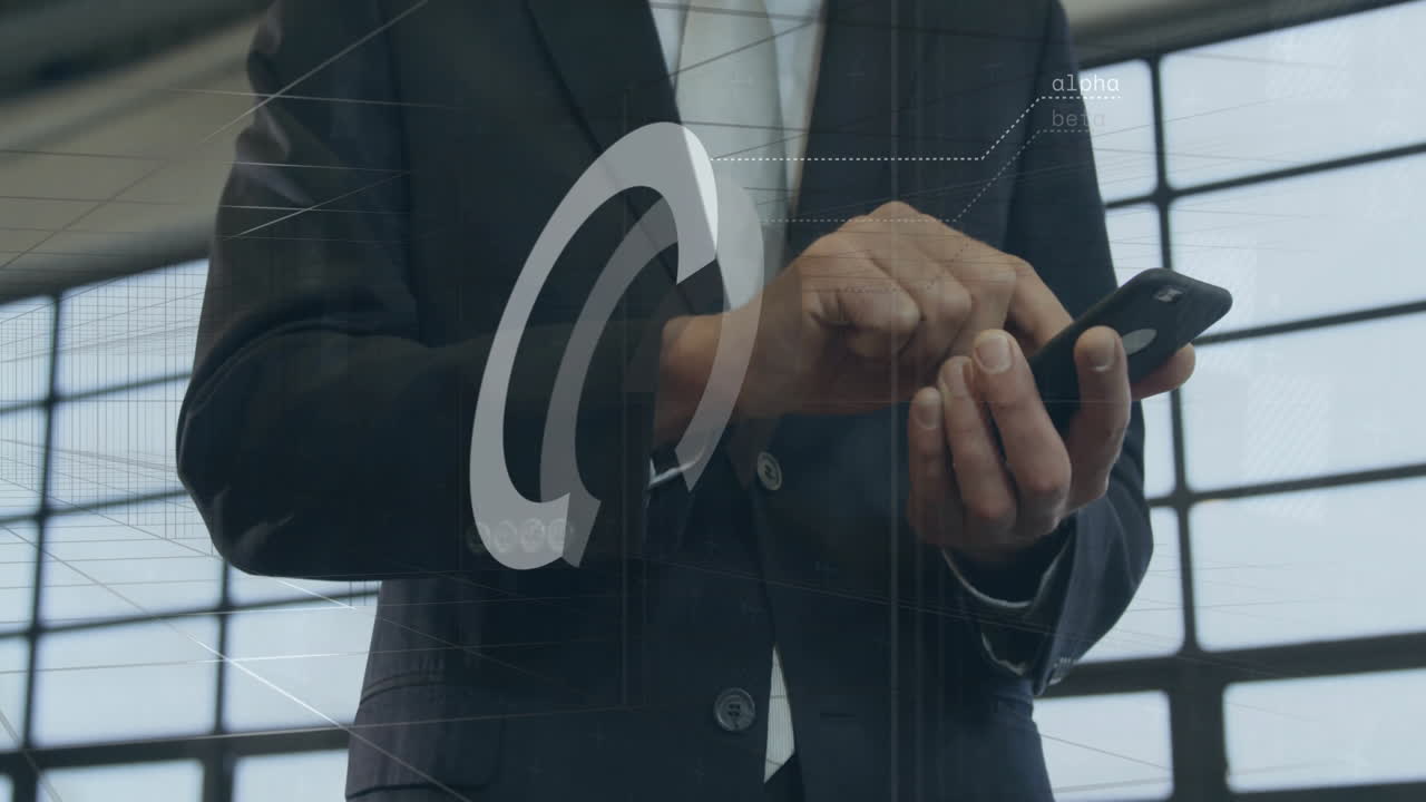 animación del procesamiento de datos financieros sobre empresario biracial usando teléfono inteligente en la oficina.