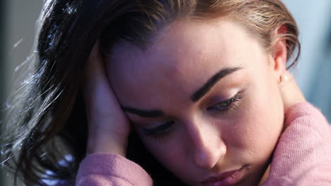 retrato de una mujer adolescente deprimida y triste