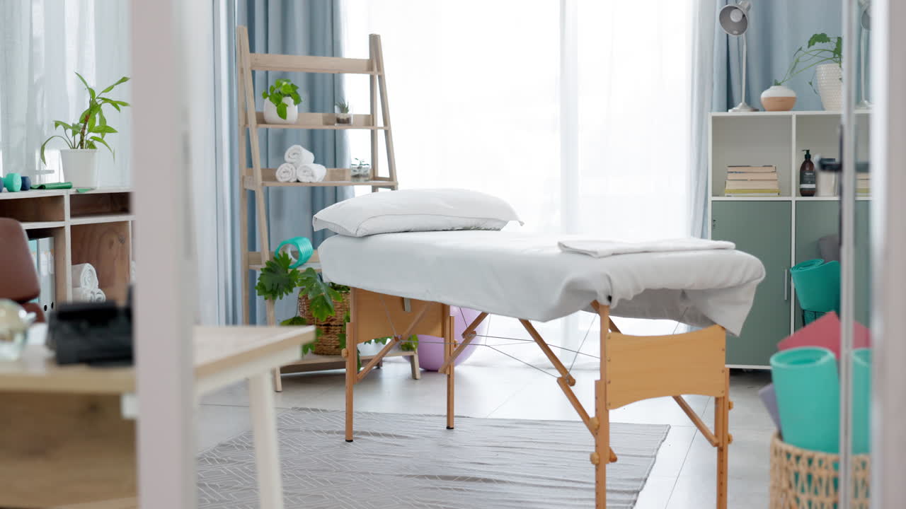 치료실, 비어 있고 물리치료를 위한 침대