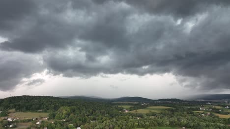 una vista aérea ascendente de una gran tormenta que se mueve sobre el campo