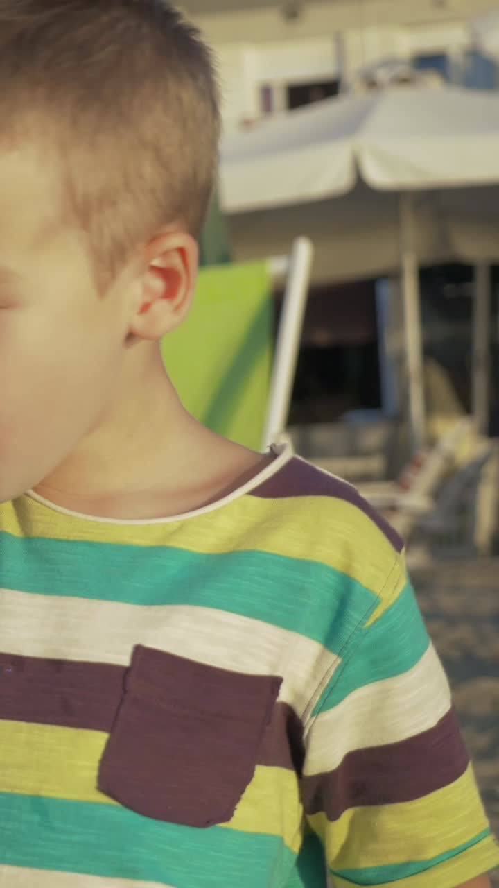Ragazzo che gioca sulla spiaggia