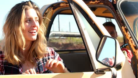mujer bajando del coche 4k