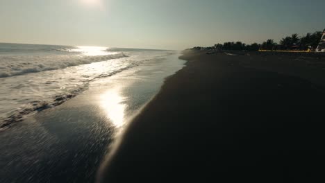 Olas-Espumosas-Rodando-En-La-Playa-De-Arena-Negra-De-Monterrico-Durante-La-Puesta-De-Sol-En-Guatemala