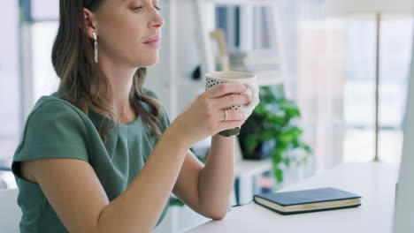 mujer bebiendo café en una oficina moderna