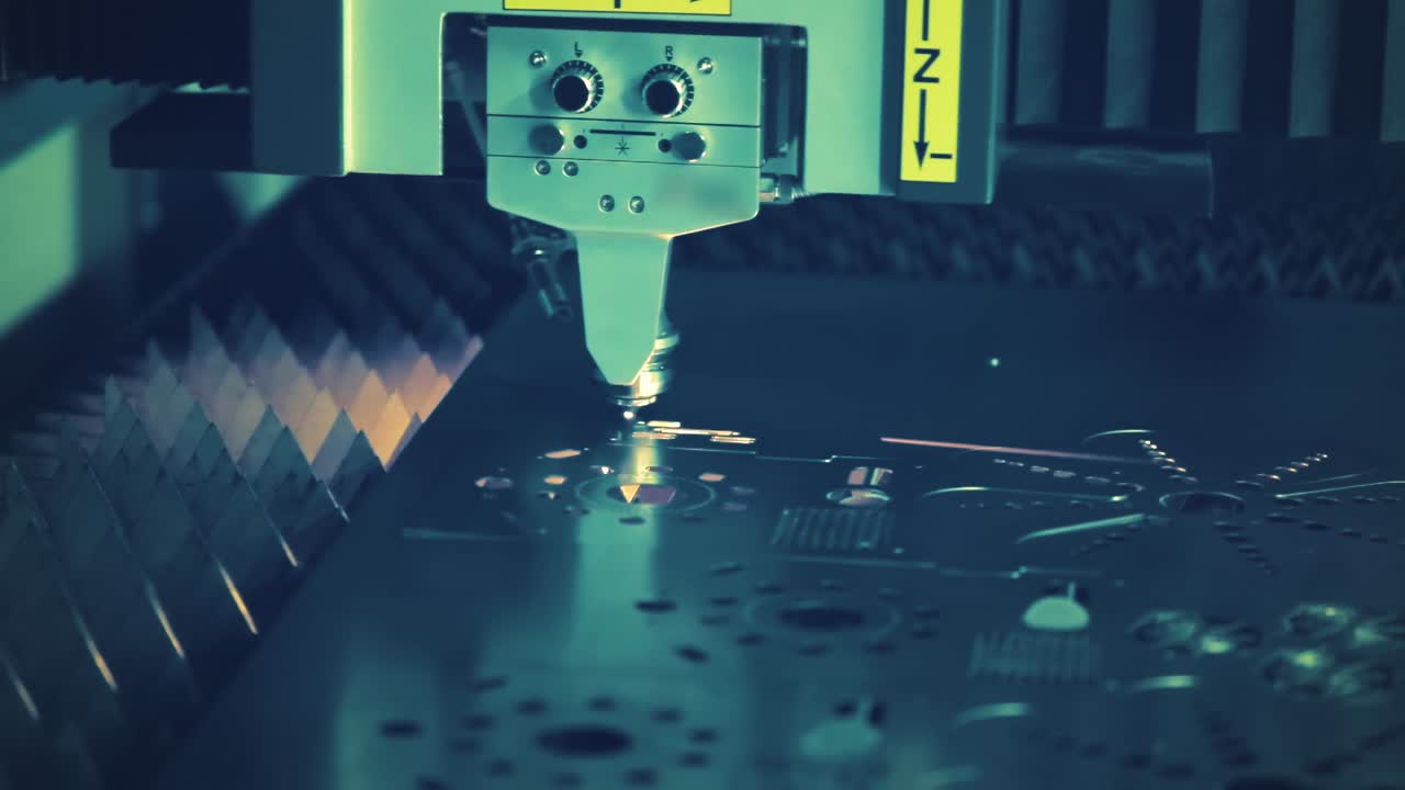 лазерная резка металла, современная промышленная технология.