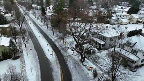 Langsame-Luftneigung-Nach-Oben-Enthüllt-Die-Verschneite-Skistadt-Im-Winter-Nach-Einem-Schneesturm