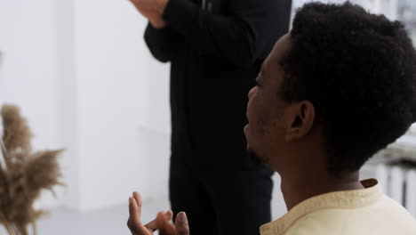 Person-clapping-to-the-wedding-couple