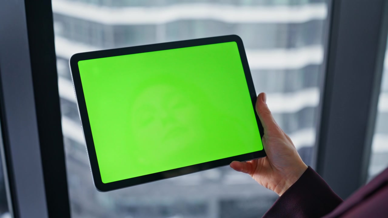 Forretningskvinde på videokald via mockup-tablet på lyst kontor med byudsigt, nærbillede.