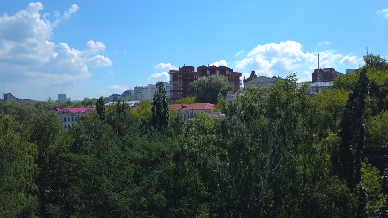 paisaje urbano con parques y árboles