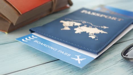 pasaporte y tarjeta de embarque listos para el viaje