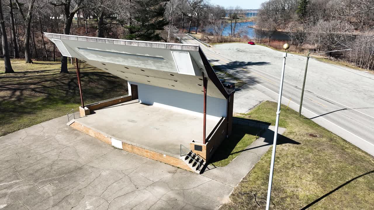 fuera de la estructura del teatro en el parque mcgraft de muskegon