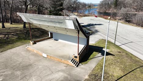 Estructura-Exterior-Del-Teatro-En-El-Parque-McGraft-De-Muskegon