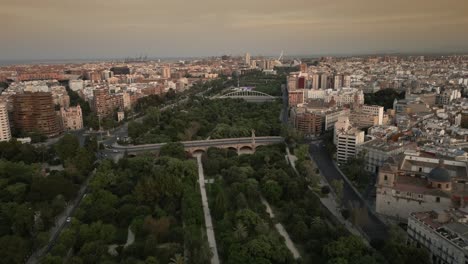 Puesta-De-Sol-Vista-Aérea-Del-Parque-Turia-En-Valencia,-España-4k