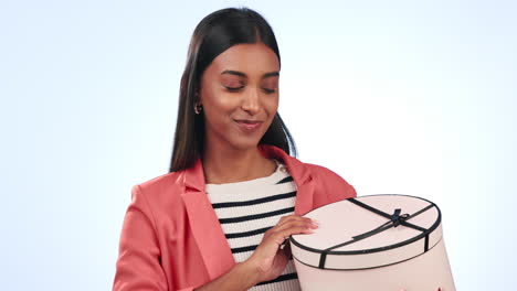 mujer india, sorpresa y caja de regalos con felicidad