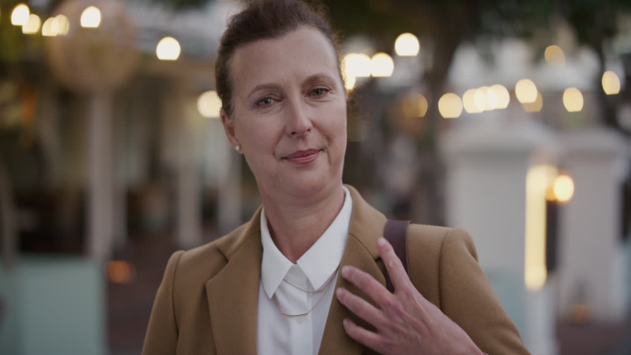 초상화: 스타일리시한 고위 사업가 여성, 자신감을 느끼고, 전문적인 도시 생활 방식을 즐기고, 도시에서 성공한 백인 여성, 저녁, 느린 동영상