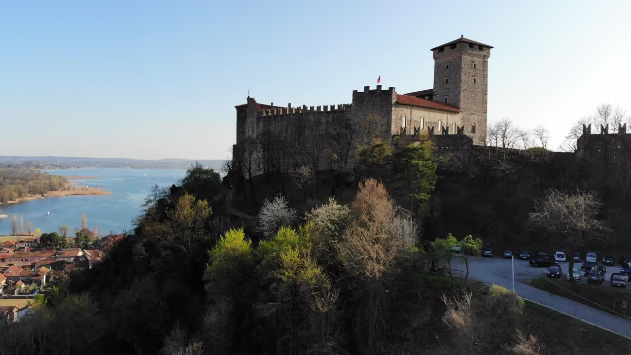 un dron mavic air comienza a moverse en un punto más bajo de rocca di angrya y se levanta suavemente hasta el mismo nivel, revelando el hermoso lago maggiore