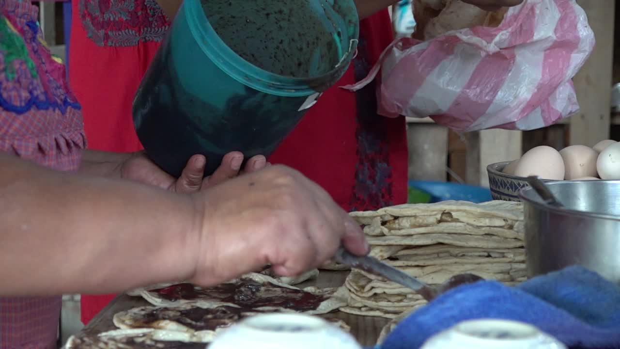 mujeres cocinando comida mexicana de oaxaca