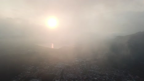 amanecer con nubes más bajas en el pueblo