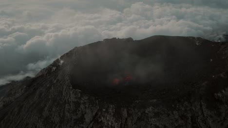 vista aérea del cráter del volcán fuego durante la puesta de sol en guatemala