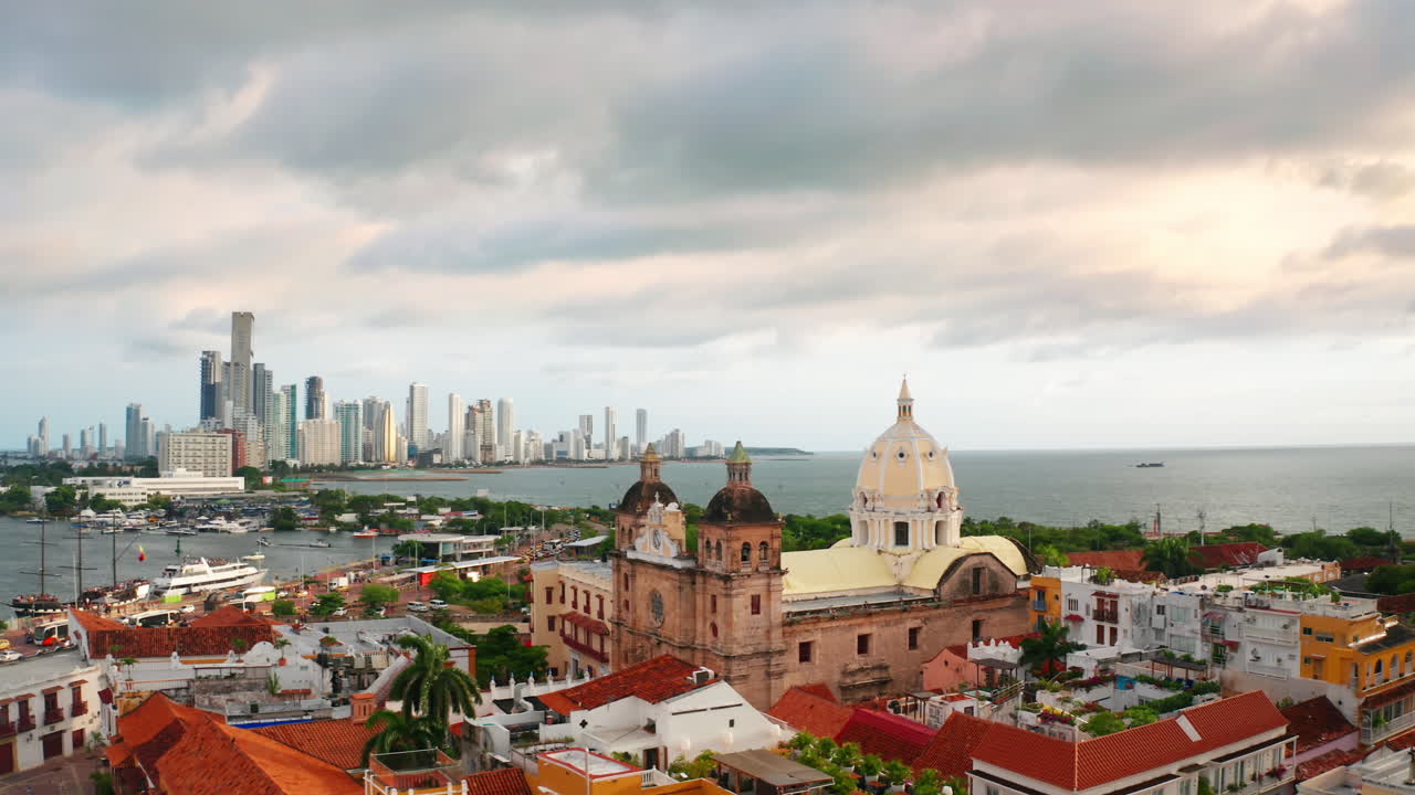 Vista aérea de drone do centro histórico de Cartagena das Índias, na Colômbia