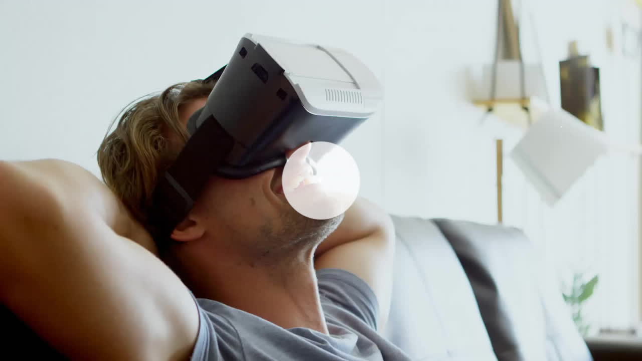 animación de la red de conexiones con iconos sobre el hombre caucásico con auriculares vr