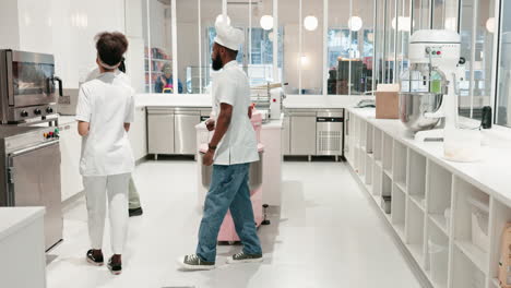 cocina, trabajo y personas en el lapso de tiempo de los negocios