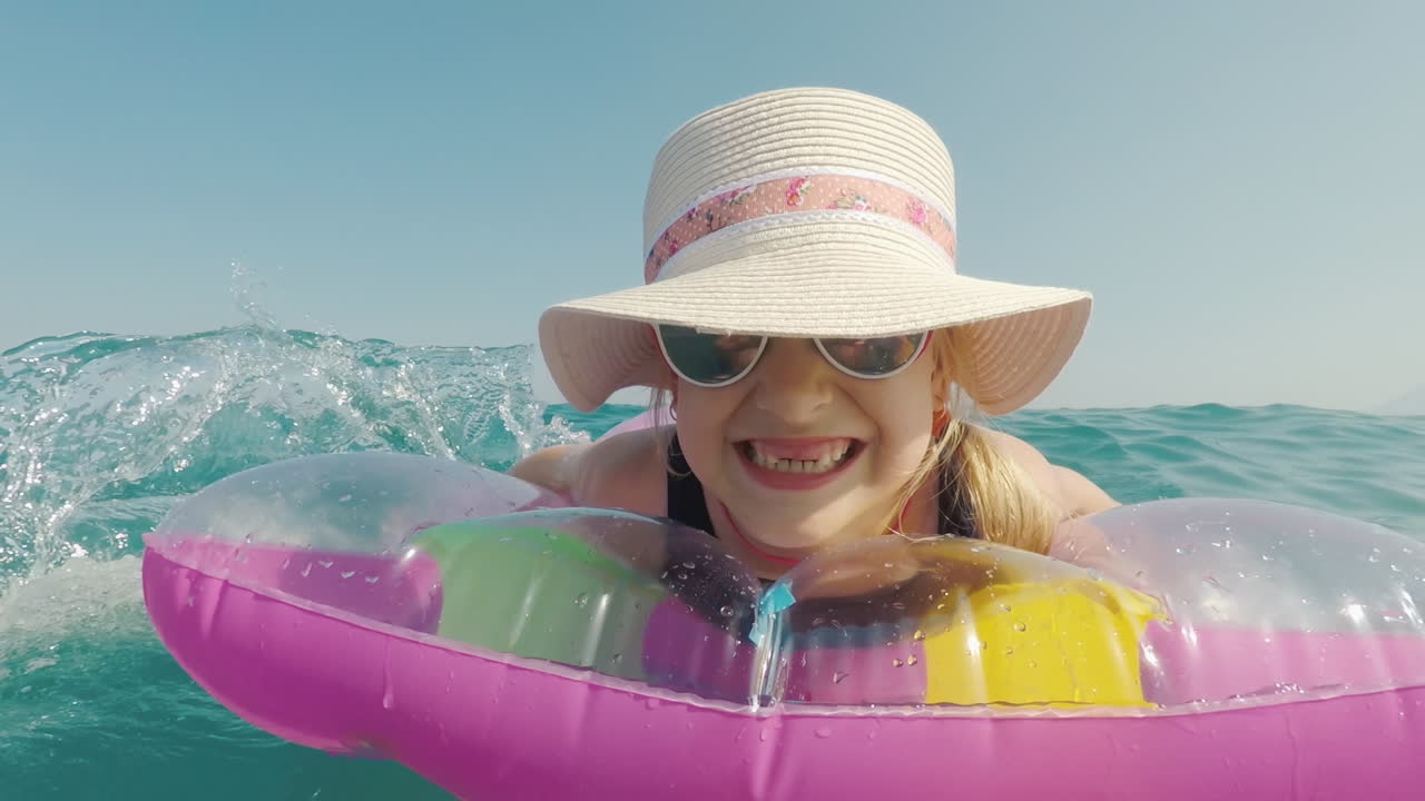 el padre dispara a su hija en el video ella se divierte en un colchón de aire en el mar de vacaciones con c