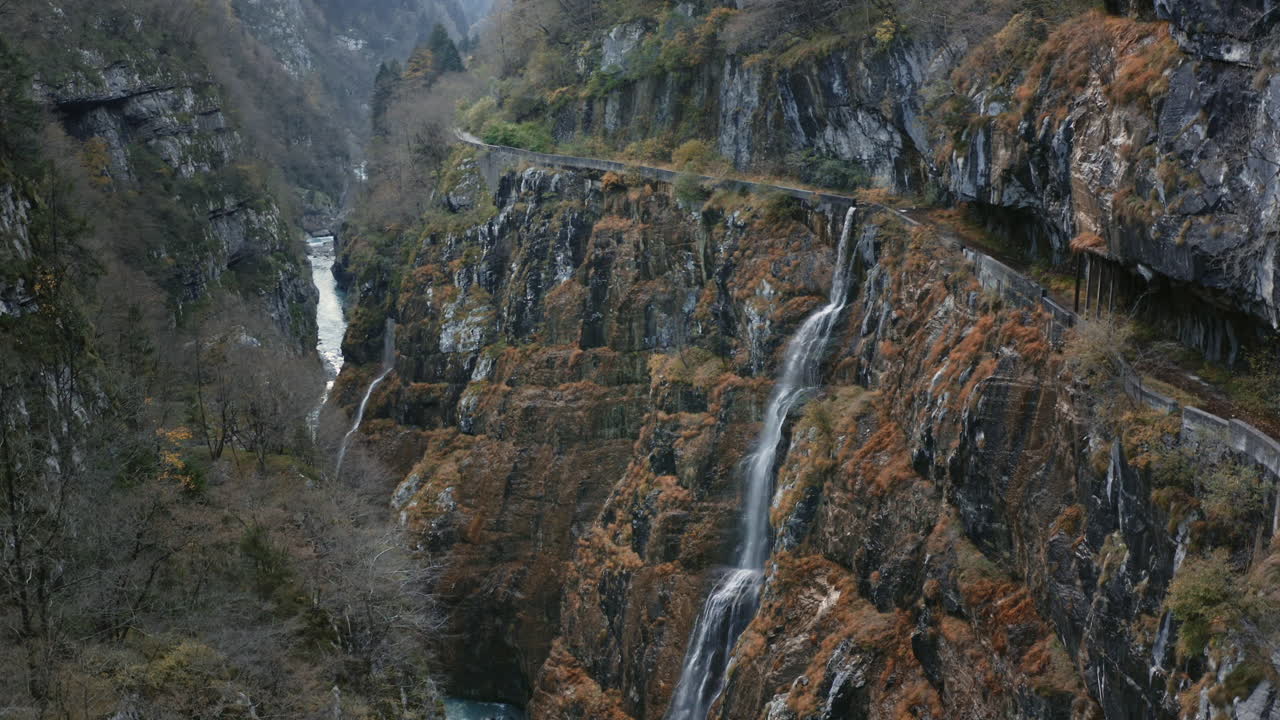 Vista da drone di una bellissima cascata d'acqua su una scogliera di montagna