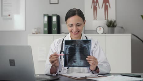 una mujer india feliz chequeando una prueba de rayos x