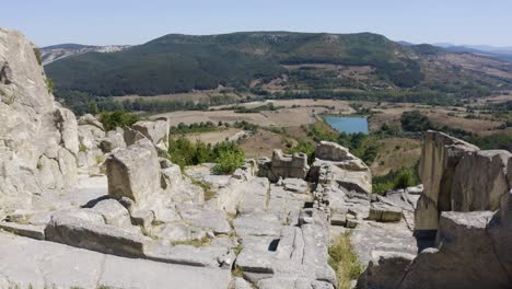 Ruinas-De-La-Antigua-Ciudad-Tracia-De-Perperikon-En-Bulgaria---Disparo-Aéreo-De-Drones