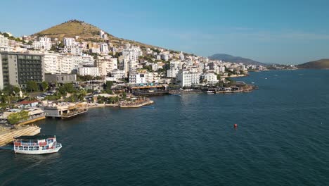 Un-Dron-Delantero-Disparó-Sobre-La-Playa-De-Saranda-En-Un-Día-De-Verano-En-Albania