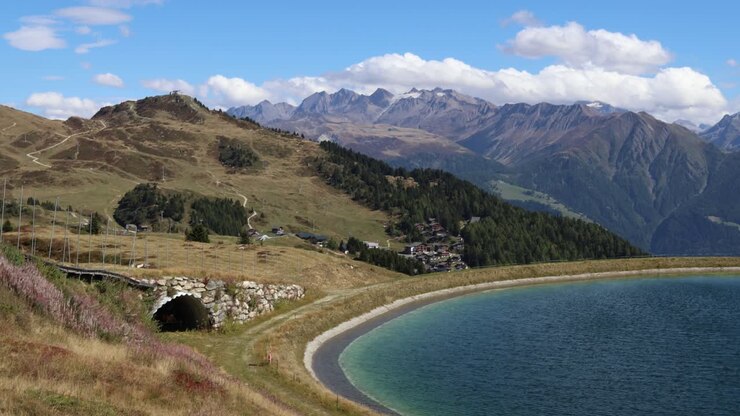 Lago di montagna con le Alpi svizzere sullo sfondo, Bettmersee vicino ad Aletsch