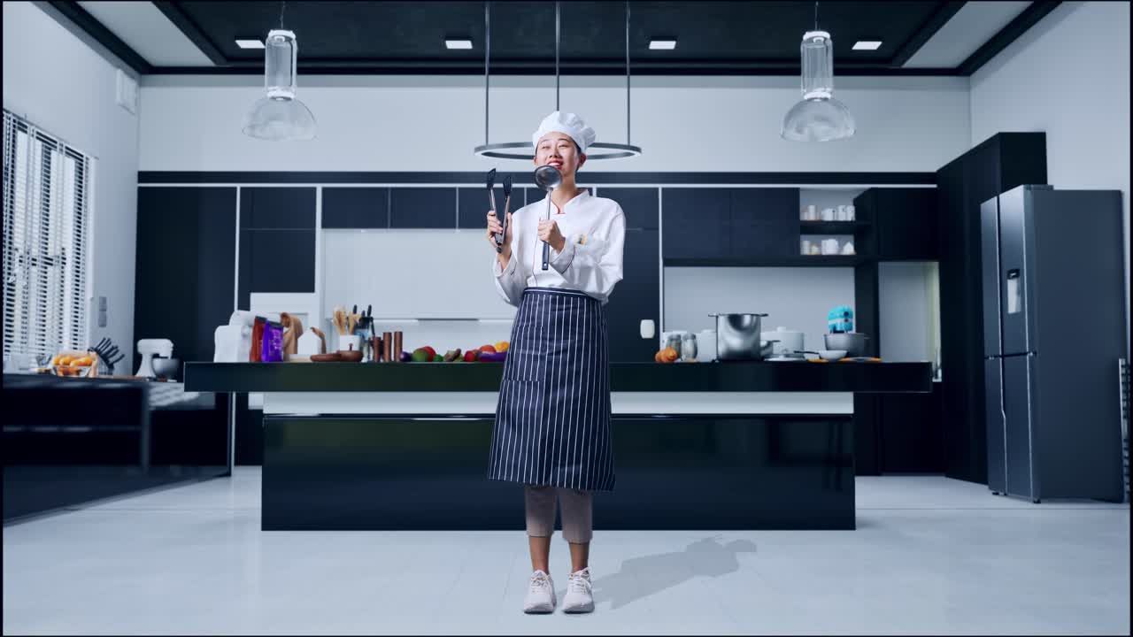 Chef felice in una cucina moderna