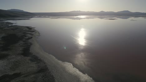 El-Sol-Se-Refleja-En-Laguna-Colorada,-Bolivia,-Tierras-Altas-Del-Altiplano,-Islas-De-Bórax,-Salar,-Destino-De-Viajes-Y-Turismo-En-América-Del-Sur