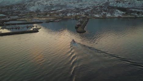 Barco-De-Pesca-Navegando-Por-Aguas-Tranquilas-Cerca-Del-Pueblo-De-Tromvik---Toma-Aérea