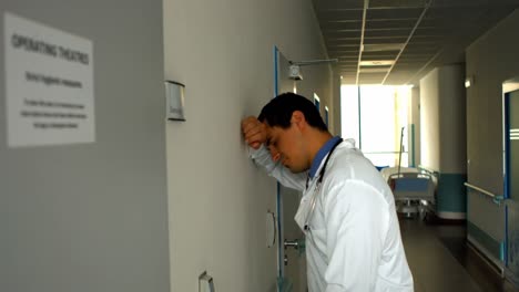 Doctor-Triste-Apoyado-Contra-La-Pared