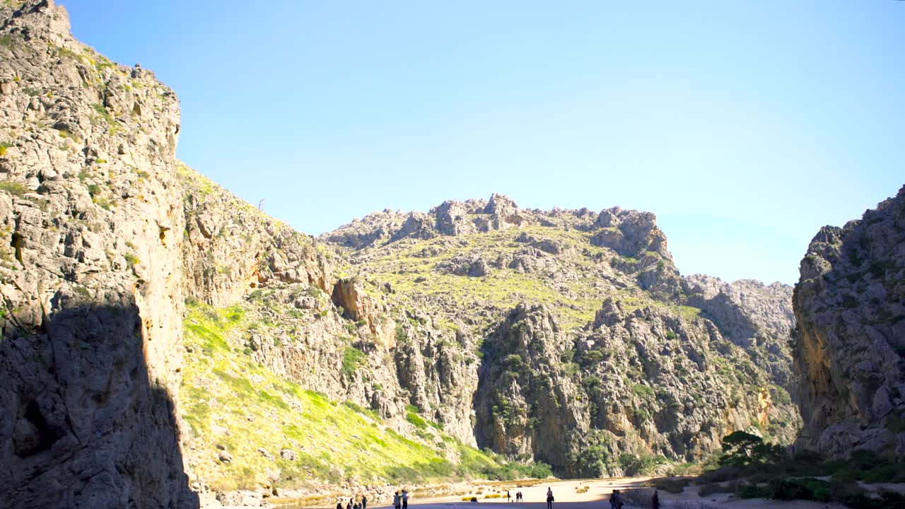 paisaje del cañón de la serra de tramuntana con excursionistas