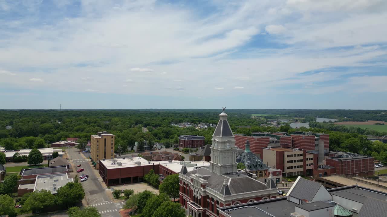 imágenes aéreas del juzgado en el centro de clarksville, tennessee.