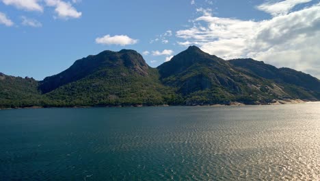 Panning-drone-shot-of-green-hills-of-Freycinet-National-Park-on-the-coast-of-Tasmania,-Australia