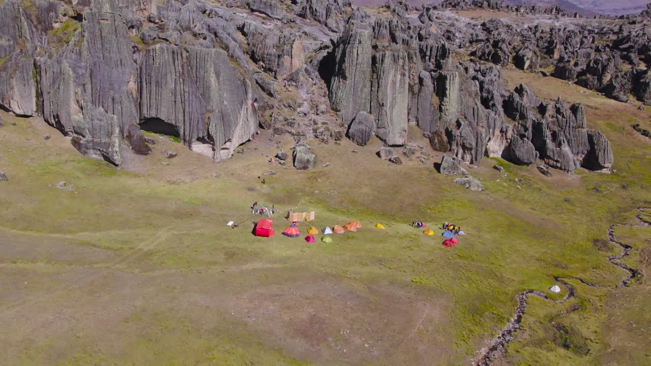 volando hacia tiendas de campaña coloridas en el campo verde en huaraz, perú