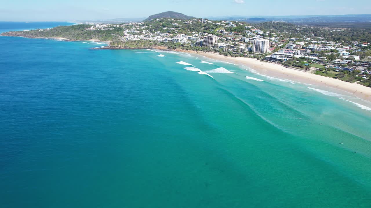 playa de arena blanca y océano turquesa en la costa del sol, queensland, australia - foto aérea