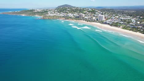 Playa-De-Arena-Blanca-Y-Océano-Turquesa-En-La-Costa-Del-Sol,-Queensland,-Australia---Toma-Aérea