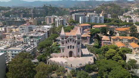 Un-Dron-Se-Aleja-Volando-De-La-Catedral-De-Messina,-Italia