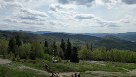 Berggipfellandschaft-An-Einem-Sommertag-Mit-Berggipfeln,-Wald,-üppigem-Grün-Und-Bäumen