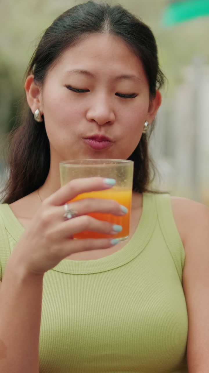 Lunch communication. Students are having a lively conversation