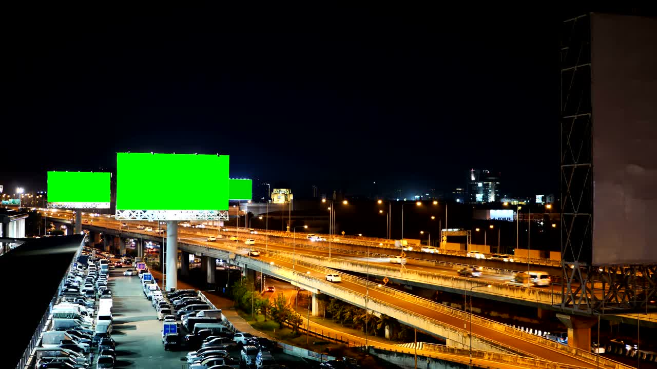 pantalla verde de cartel publicitario en la autopista durante el crepúsculo con fondo de la ciudad en bangkok, tailandia.