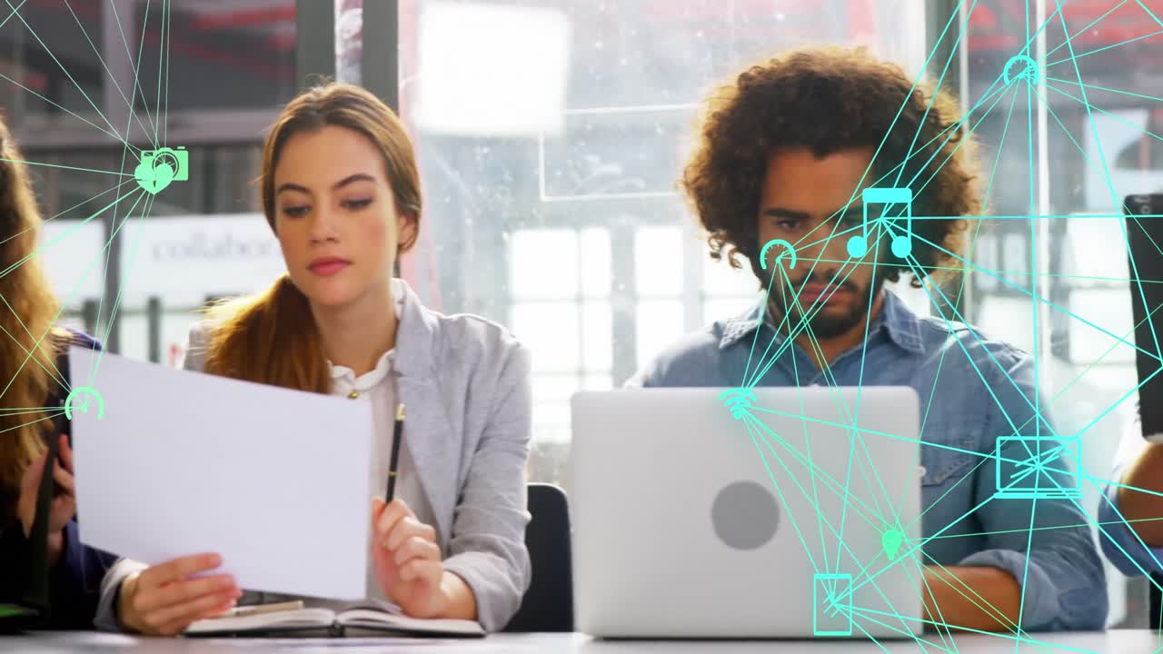 animación de personas de negocios que usan portátiles