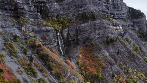 Laderas-De-Estrías-De-Roca-De-Montaña-Junto-A-Cascadas-De-Velo-De-Novia-En-El-Cañón-De-Provo,-Utah,-Toma-Aérea-De-Drones