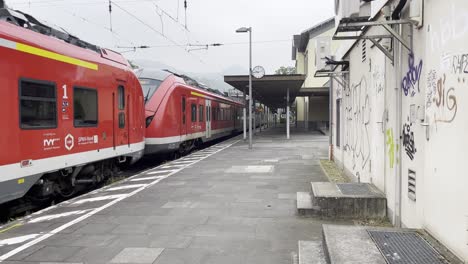 el tren sale de una pequeña estación de tren vieja y vacía en las siete montañas
