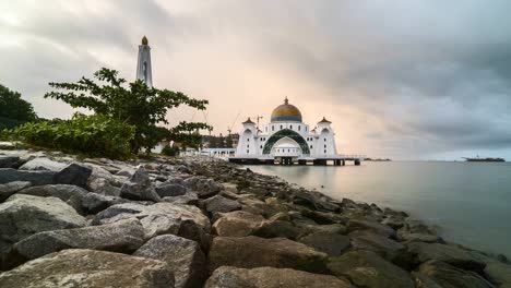 hermoso amanecer en el estrecho de melaka mezquita flotante